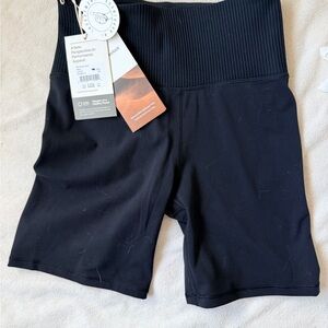 NWT Vuori Women's Black Bike Shorts